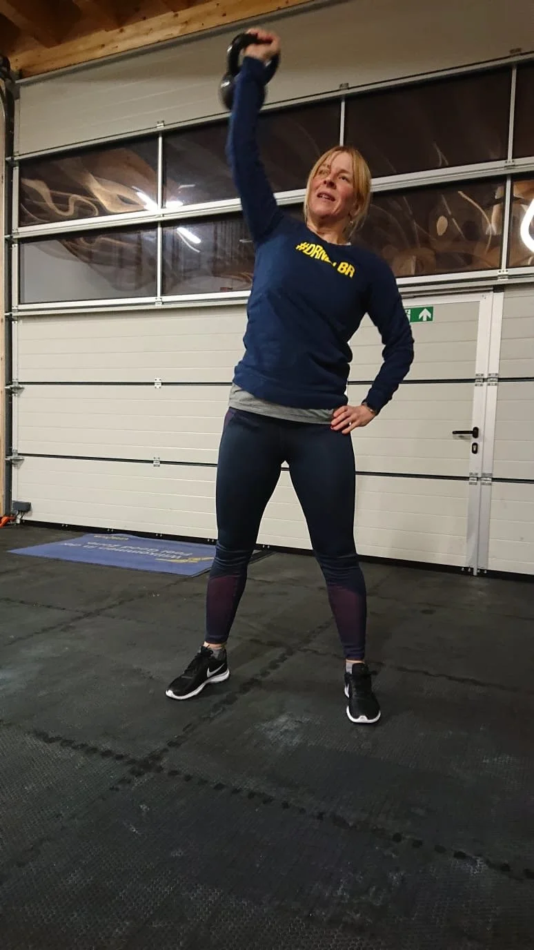 Doris Erdt beim Kettlebell-Training