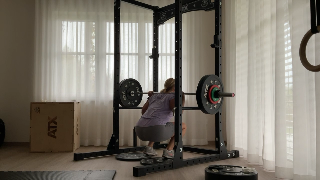 Doris Erdt bei einer Kniebeuge im Rack in ihrem Trainingsraum